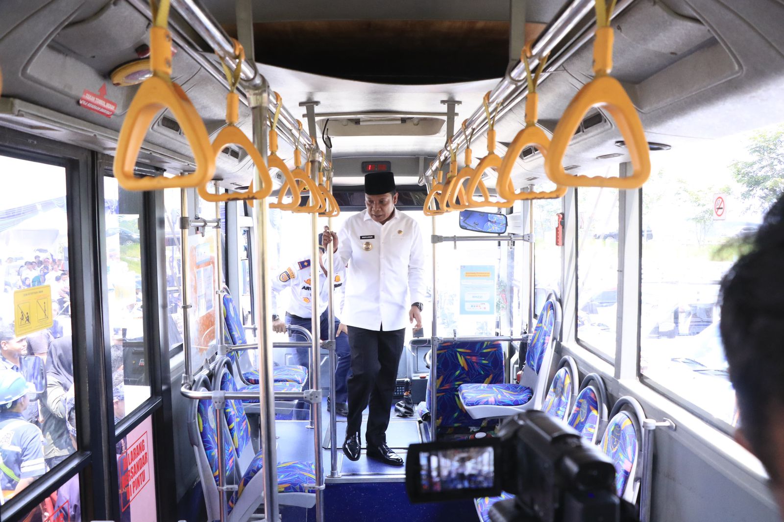 Pj Wali Kota Pekanbaru Resmikan Mobil Layanan Cepat LPJU dan Bus TMP Gratis Bagi ASN.