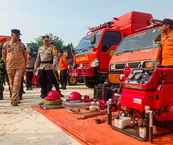 Sekdako Pekanbaru Indra Pomi Nasution bersama Kapolresta Kombes Jeki Rahmat Mustika meninjau peralatan pemadam api usai apel siaga Karhutla di lapangan MPP, Jumat (15/3/2024). Foto: Istimewa.