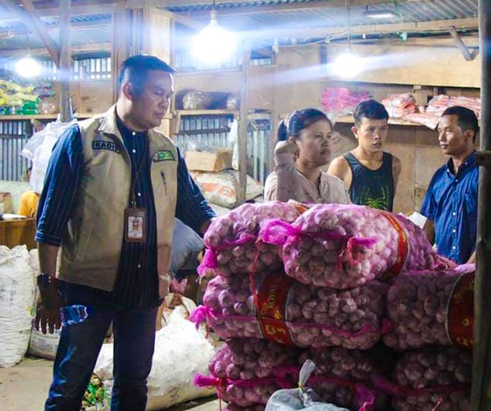 Kepala Disketapang Pekanbaru Maisisco saat mengecek harga komoditas pangan di pasar induk sementara, belakang Terminal BRPS, Jumat (15/3/2024) dini hari. Foto: Istimewa.