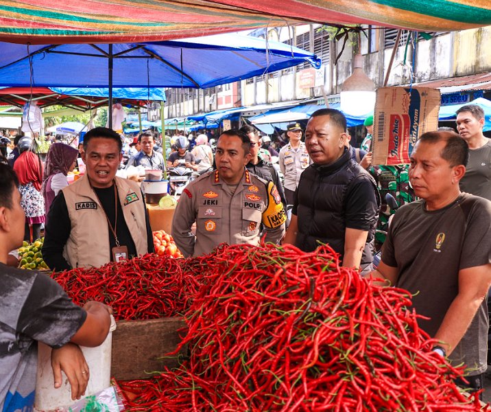 Dari kanan: Danrem 031 Wirabima Brigjen TNI Dany Rakca, Sekdako Pekanbaru Indra Pomi Nasution, Kapolresta Kombes Jeki, dan Kepala Disketapang Maisisco saat berbincang dengan pedagang cabai Pasar Kodim, Sabtu (16/3/2024). Foto: Istimewa.