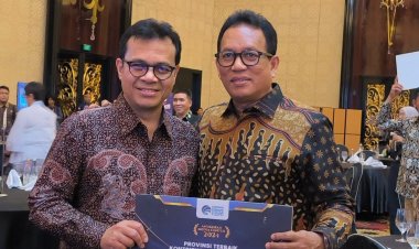 Kadiskominfotik Riau, Ikhwan Ridawan bersama Wamen Kominfo Rezar Patria usai terima penghargaan