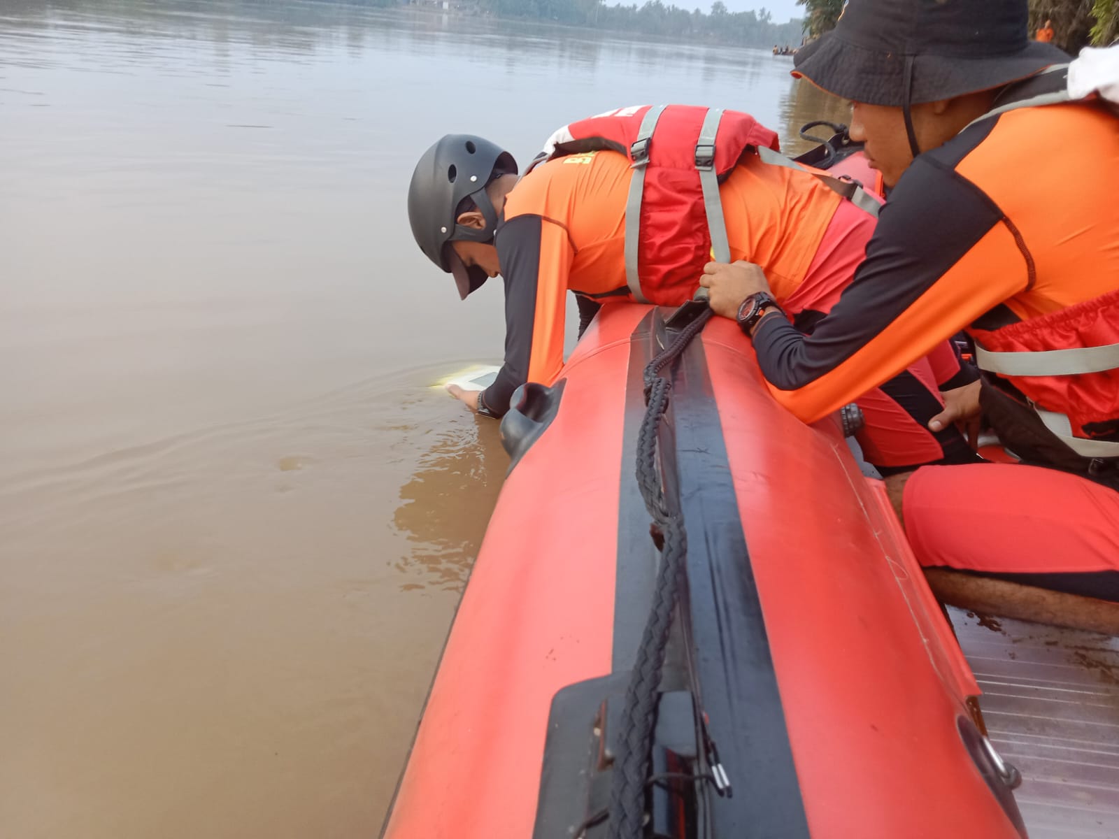 Pencarian anak yang hilang di sungai Indragiri