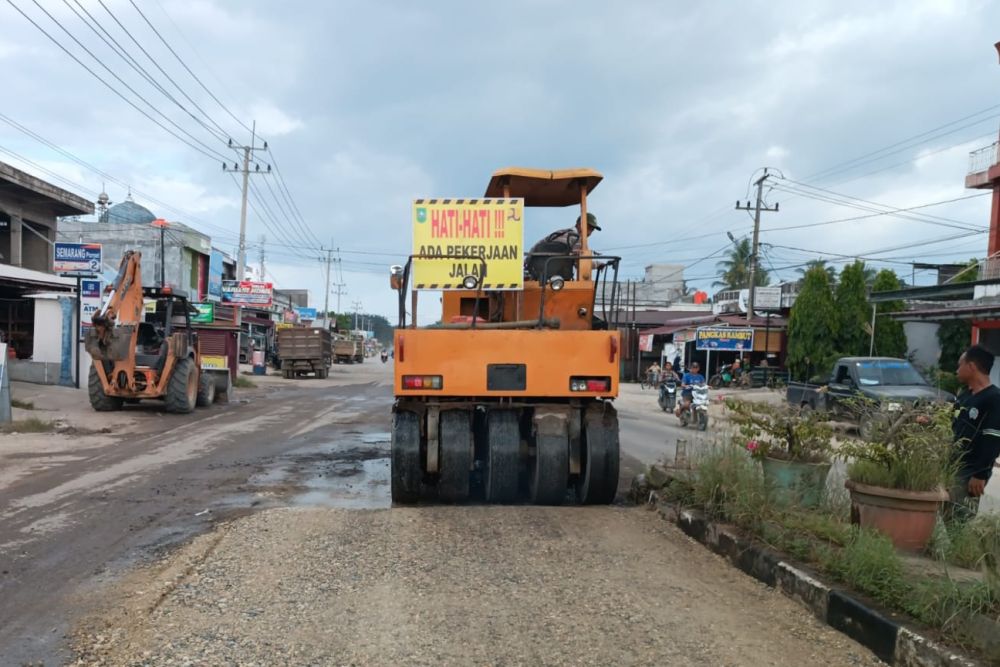 Perbaikan jalan rusak ruas Cerenti-Air Molek