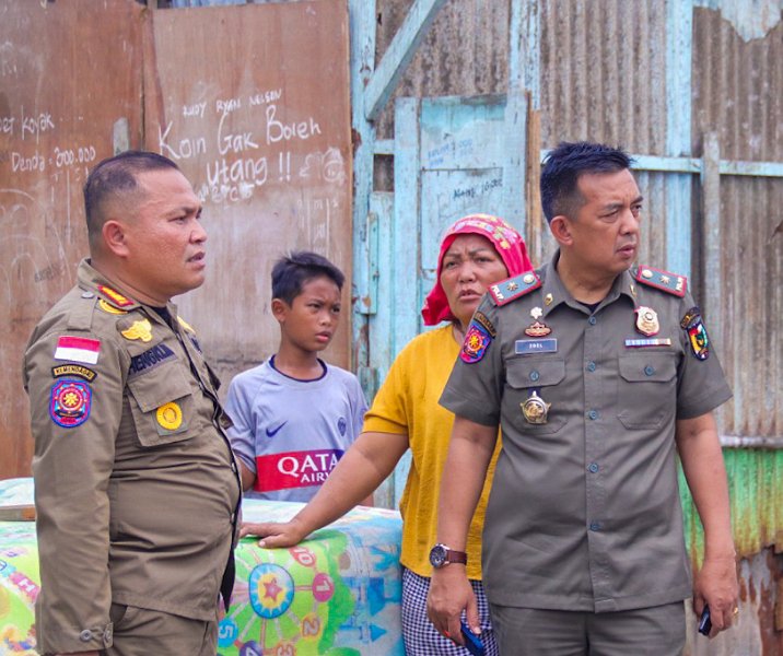 Kepala Satpol PP Pekanbaru Zulfahmi Adrian (kanan) memantau proses penggusuran bangunan liar. Foto: Istimewa.