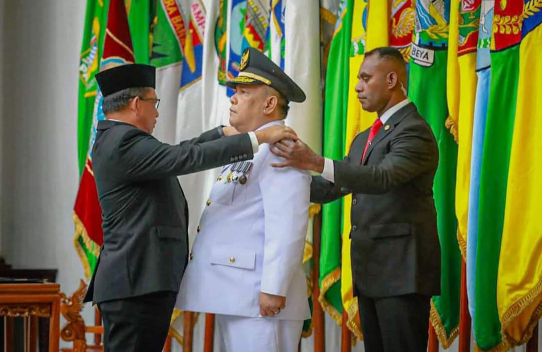 Mendagri Tito Karnavian saat melantik SF Hariyanto sebagai Pj Gubri.