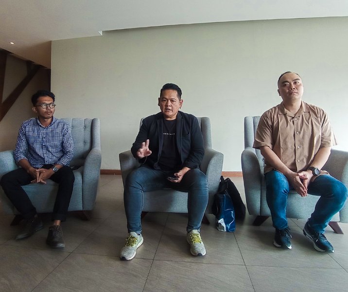 Dari kanan: Founder Mitra Pabrik Jaya Cendekia Liman, Event and Principle Relationship Manager Yance Setiawan Halim, Perwakilan IAI Riau Abdul Rahim saat konferensi pers di Hotel Prime Park Pekanbaru, Senin (18/3/2024). Foto: Surya/Riau1.