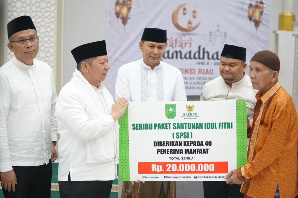 Penyerahan bantuan saat safari ramadan Pemprov Riau