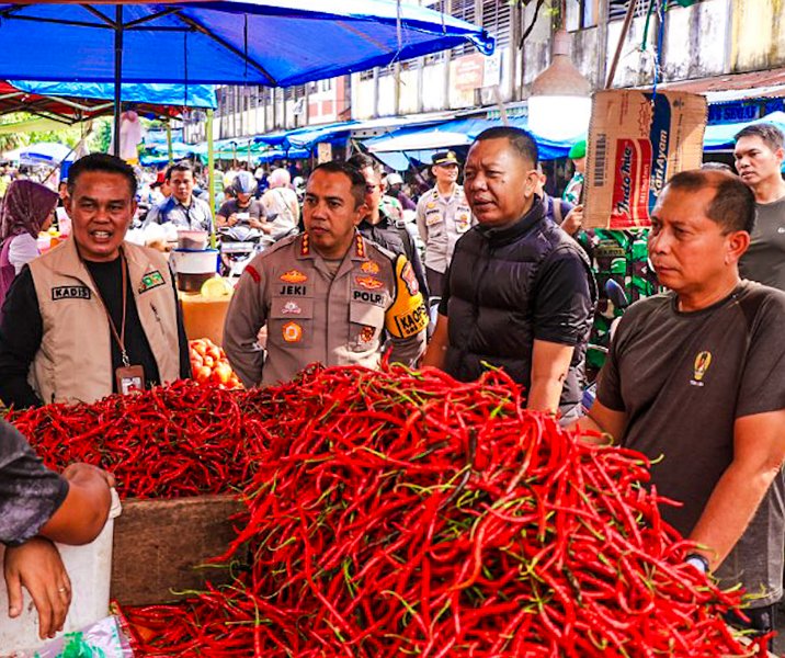 Kepala Disketapang Pekanbaru Maisisco bersama kapolresta, sekdako, dan Danrem 031 Wirabima saat memantau harga di Pasar Kodim beberapa hari lalu. Foto: Istimewa.