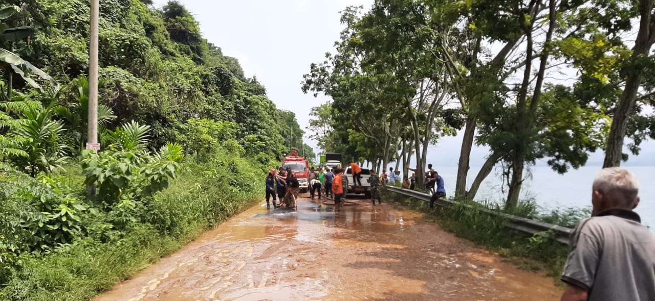 Lokasi longsor ruas jalan di tepi Danau Singkarak