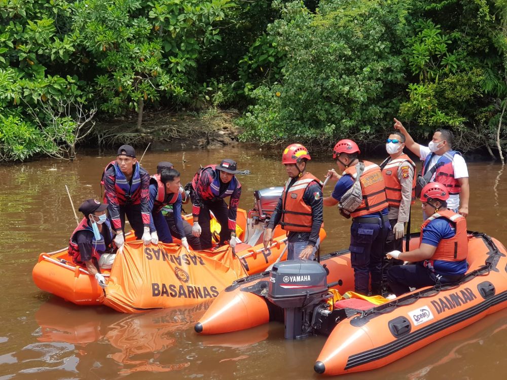 Evakuasi korban yang terjatuh dari Jembatan Siak I