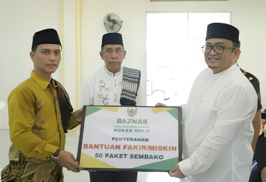 Penyerahan bantuan saat safari ramadan Pemkab Rokan Hulu