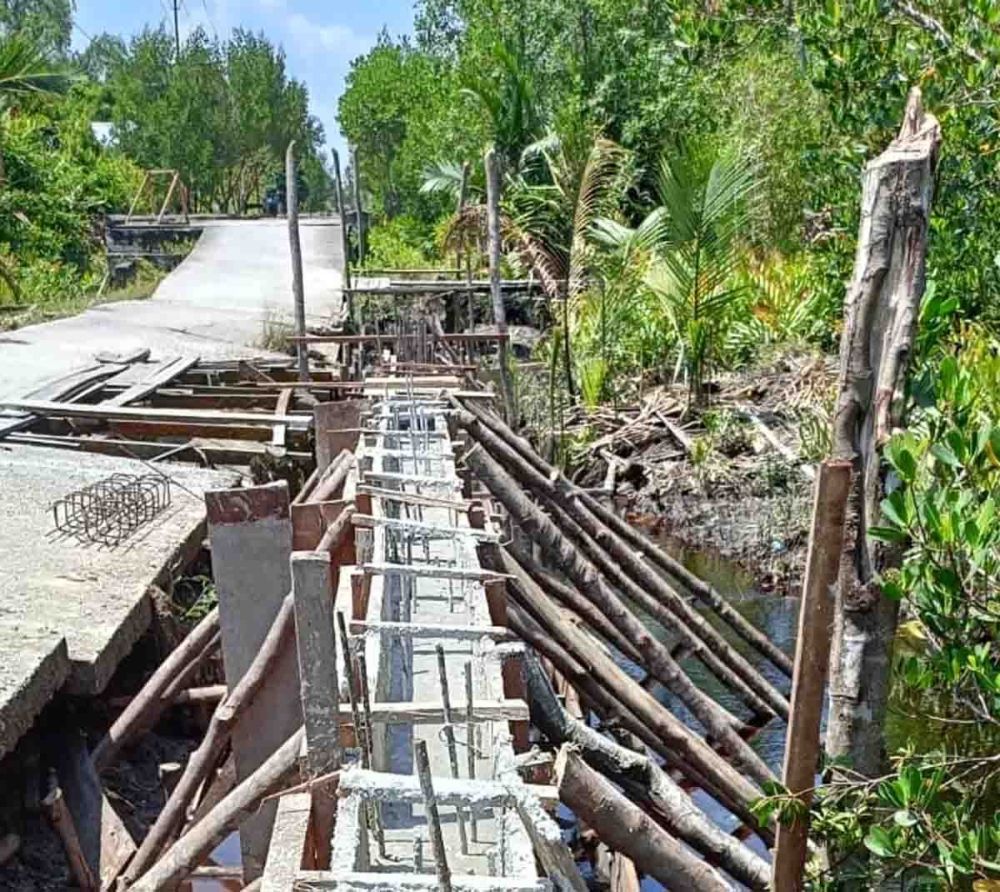 Proses pembangunan tanggul di Putri Tasik Puyu Meranti