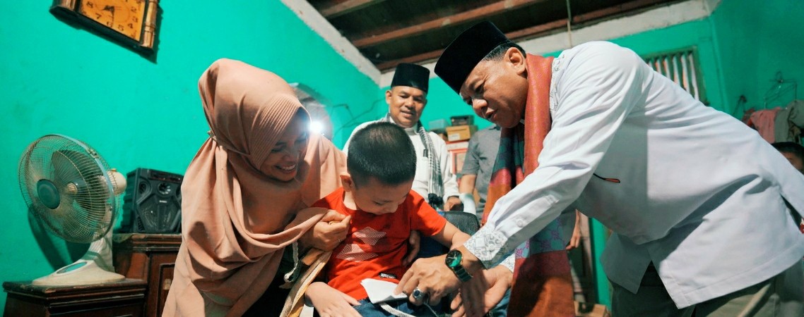 Blusukan bupati Suhardiman Amby melihat kondisi warga yang lumpuh