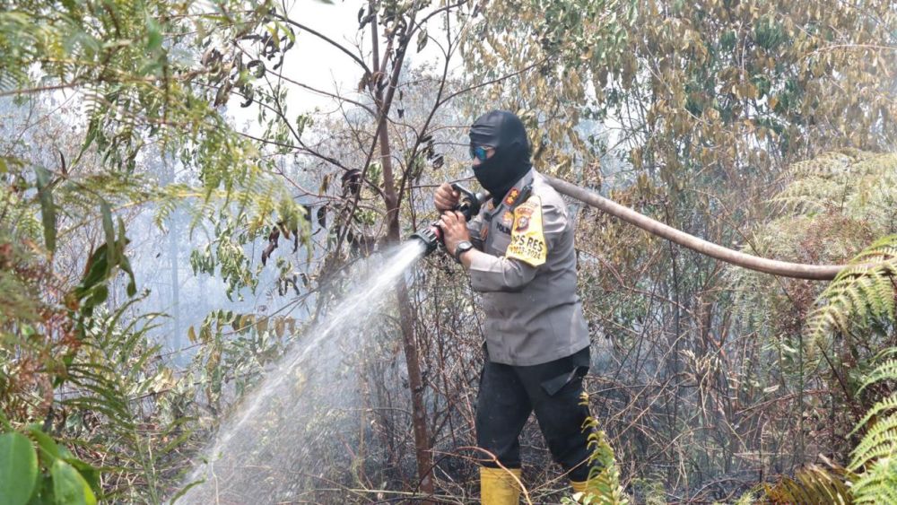 Proses pemadaman karhutla di Meranti