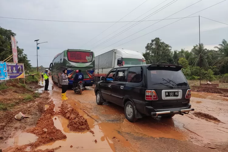 Jalan rusak di Rokan Hilir