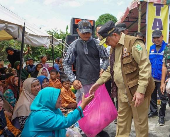 600 Warga Mengungsi, Gubri Tinjau dan Serahkan Bantuan Korban Banjir di Rohil.