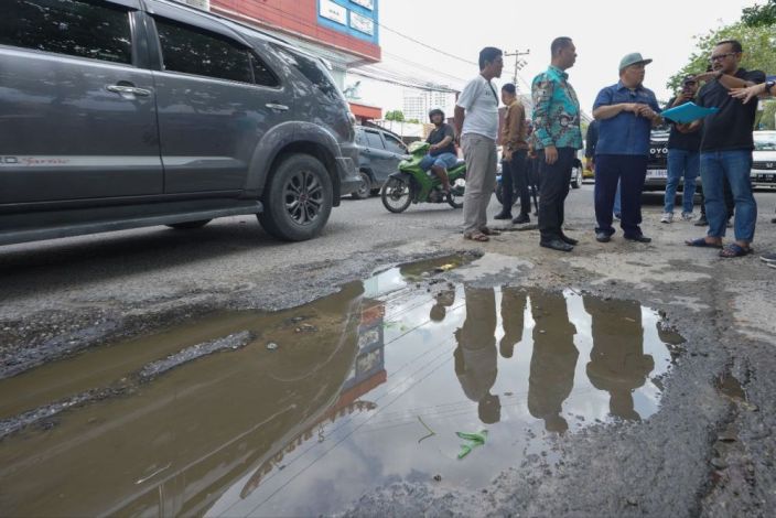 Jalan di Pekanbaru Rusak Akibat Galian, Pj Gubri Minta Investor Perbaiki Seperti Semula.