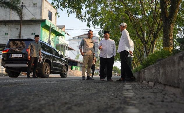 Pj Gubri Bakal Bantu Perbaikan Jalan Patimura Dumai yang Sering Tergenang Banjir Rob.