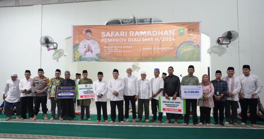 Safari Ramadan di Masjid Baitul Ikhsan Dumai, Pj Gubri SF Hariyanto Salurkan Bantuan Ratusan Juta.