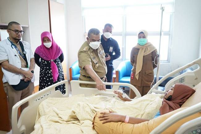 Kunjungi Pasien RSUD Arifin Achmad, Gubri: Kunjungan itu Obat bagi Pasien.