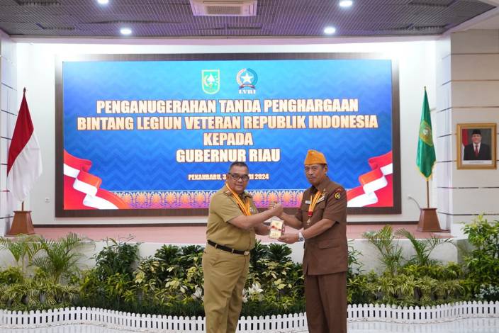 Dinilai Berjasa, Gubri Edy Nasution Dianugerahi Bintang LVRI.