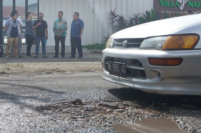Setelah Dilantik sebagai Penjabat Gubernur Riau, SF Hariyanto Tinjau Jalan Rusak di Pekanbaru.