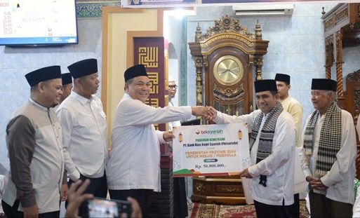 Safari Ramadan di Masjid Ibadah dan Serahkan Bantuan, Pj Gubri: Sudah Kewajiban Saya Meringankan Beban Warga.