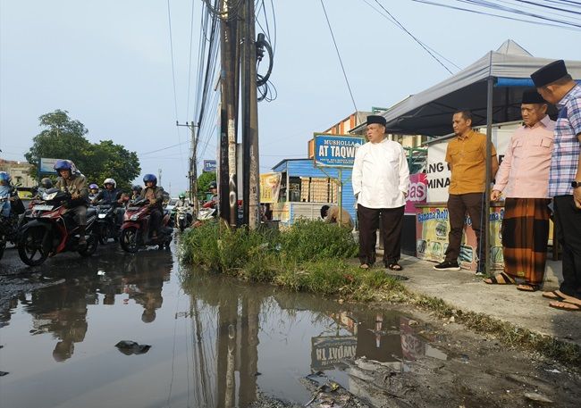 Pj Gubri Tinjau Kerusakan Jalan Suka Karya saat Safari Ramadan di Kampar, Sebelum Lebaran Diperbaiki.