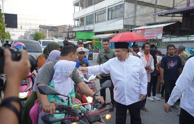 Safari Ramadan di Dumai, Pj Gubri Sapa dan Berbagi Takjil dengan Masyarakat.