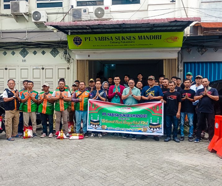 Kepala UPT Perparkiran Dishub Pekanbaru Radinal Munandar bersama manajemen PT YSM foto bersama usai menyerahkan bantuan bahan pokok kepada para jukir di Kompleks RBC, Kamis (28/3/2024). Foto: Surya/Riau1.