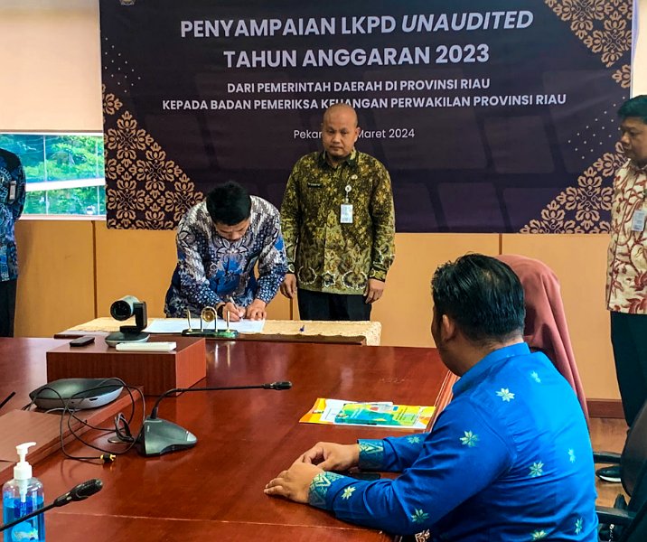 Asisten III Setdako Pekanbaru Samto (kanan) menyerahkan LKPD 2023 kepada kepala BPK perwakilan Riau, Kamis (28/3/2024). Foto: Istimewa.