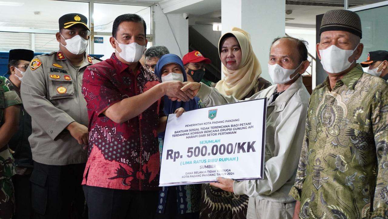 Penyerahan bantuan pada petani di Padang Panjang/RRI.co.id