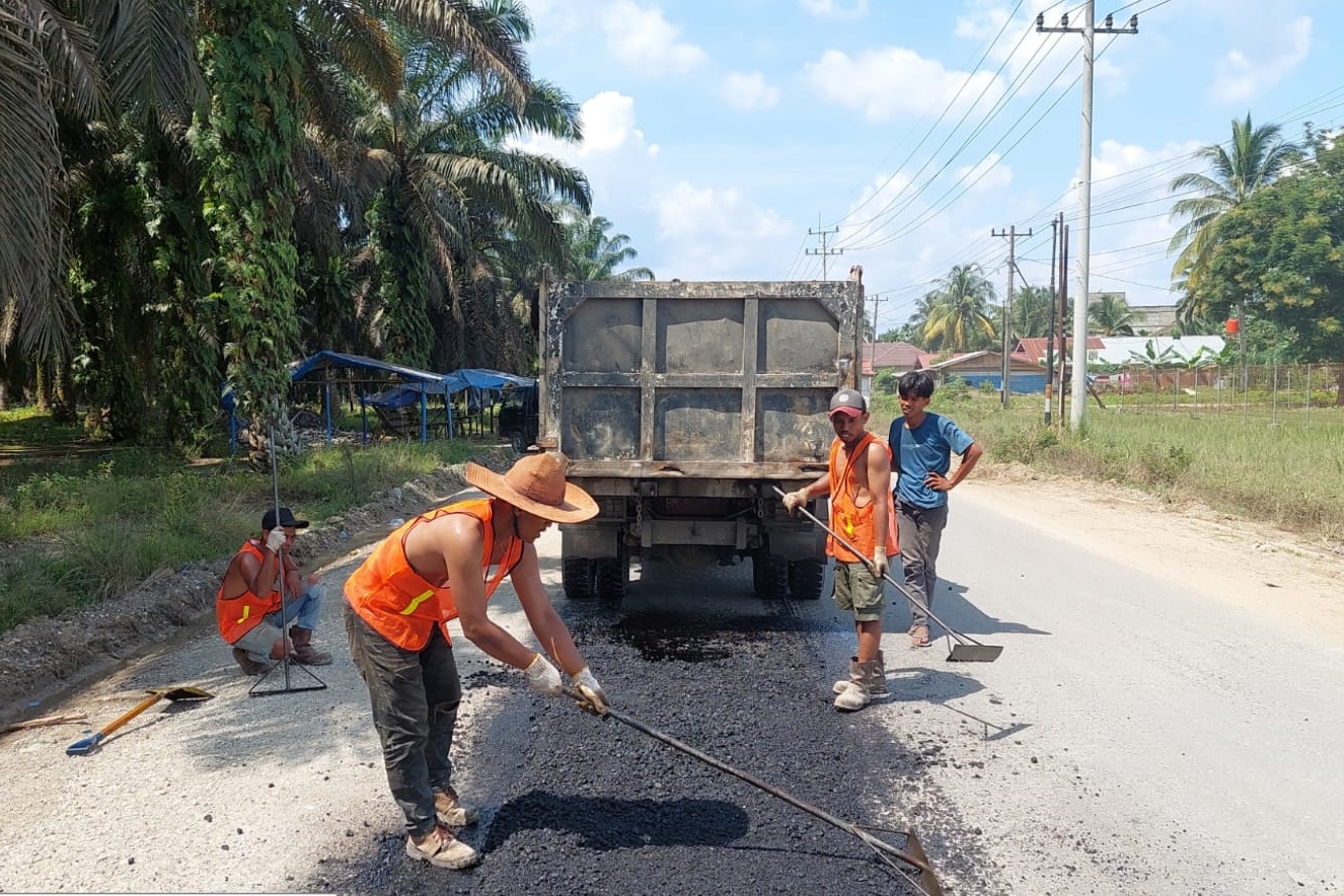Penambalan jalan berlubang di Riau