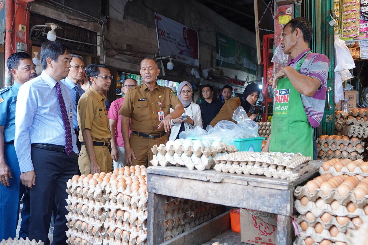 Pj Sekdaprov Riau di Pasar Pagi Arengka