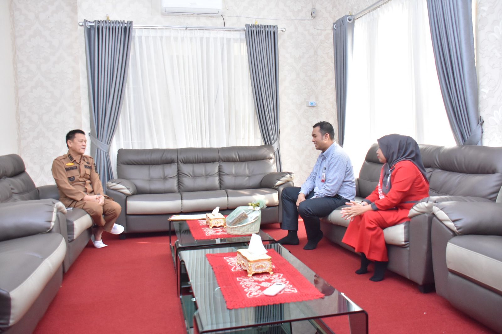 Pertemuan Pj Bupati Kampar, Hambali dengan Pimpinan Cabang BRK Syariah Bangkinang, Wildan Zainal Rusqi