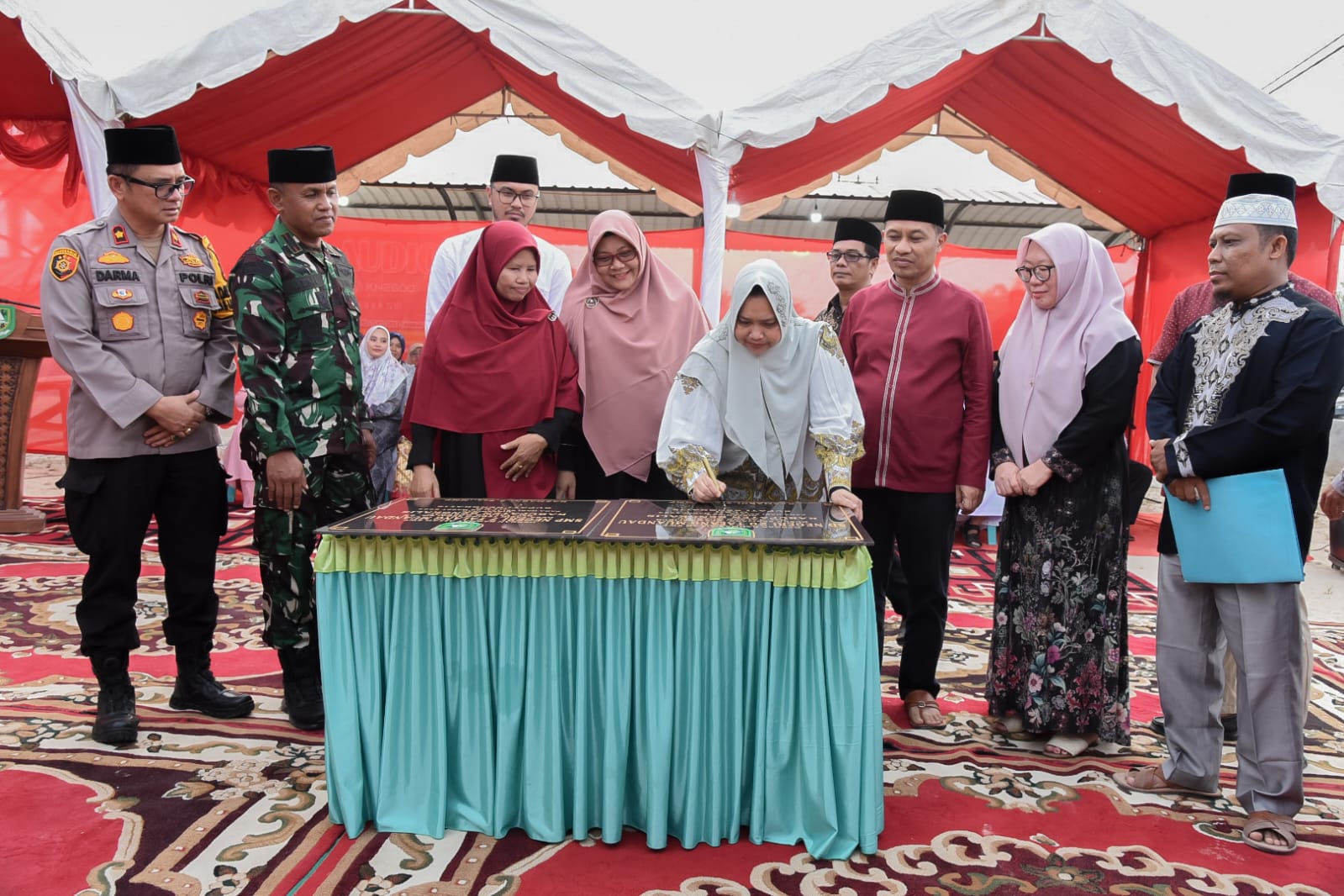 Peresmian Sekolah di Talang Muandau