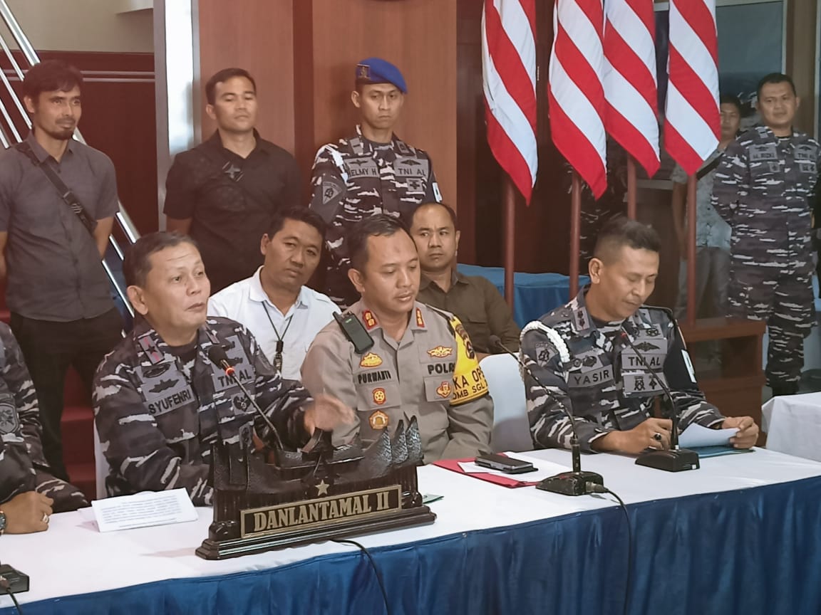 Konferensi Pers Komandan Lantamal II Padang