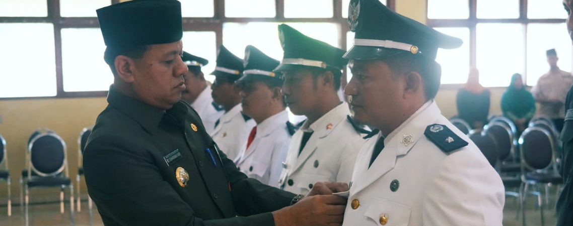 Bupati Kuansing, Suhardiman Amby saat lantik Pj Kades