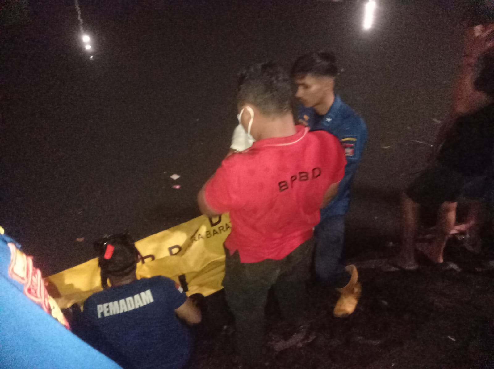 Saat evakuasi mayat di Banjir Kanal Padang/tvrisumbar.co.id