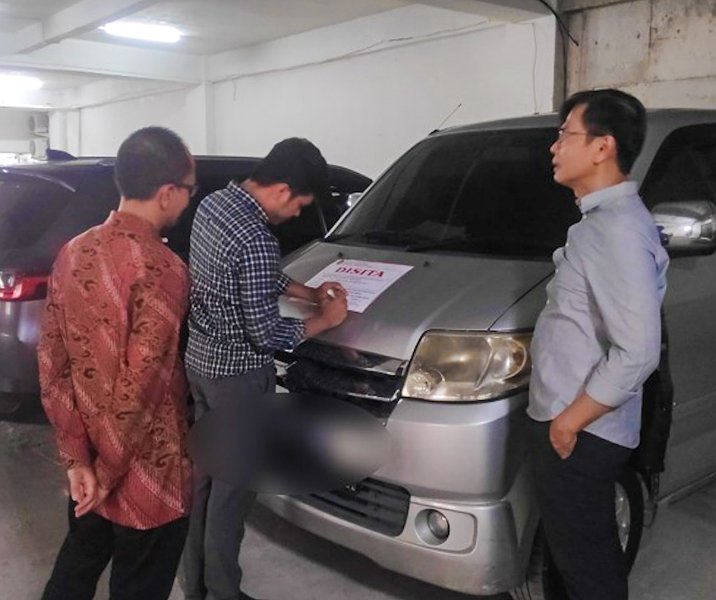 Petugas pajak dari salah satu KPP Pratama di Riau menyita mobil penunggak pajak pada 26 Maret 2024. Foto: Istimewa.
