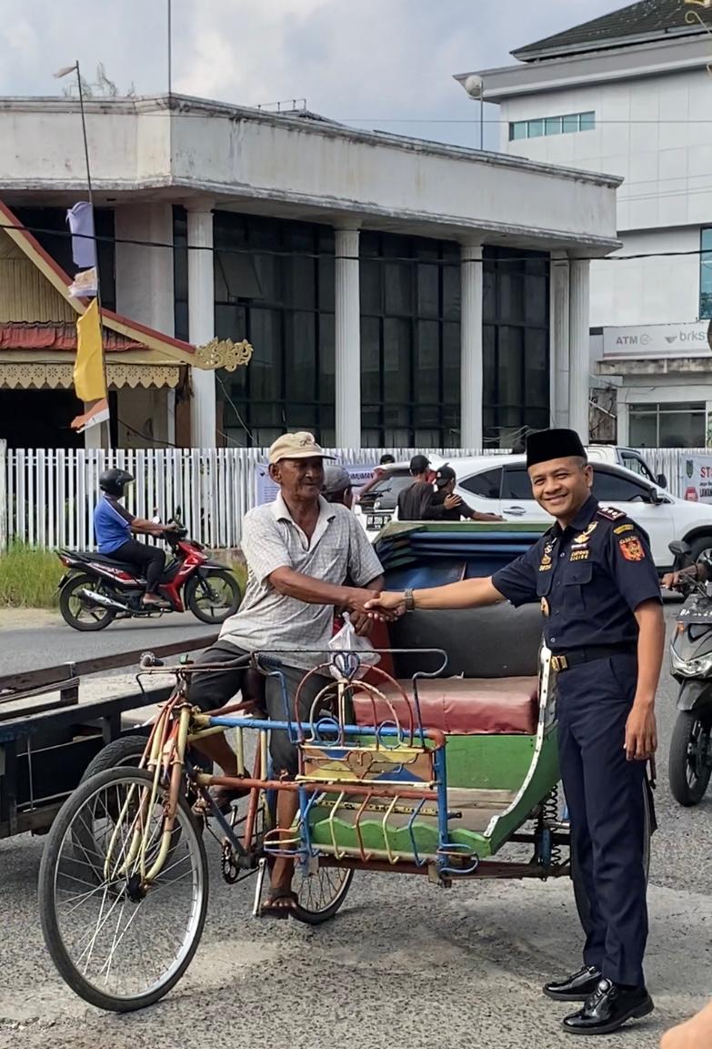 Kepala Bea Cukai Tembilahan memberikan takjil kepada penarik becak