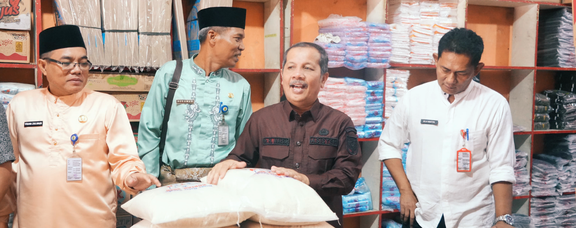 Asisten II Sekretariat Daerah Kuantan Singingi Ir. Maisir tinjau ketersediaan bahan pokok di pasar tradisional