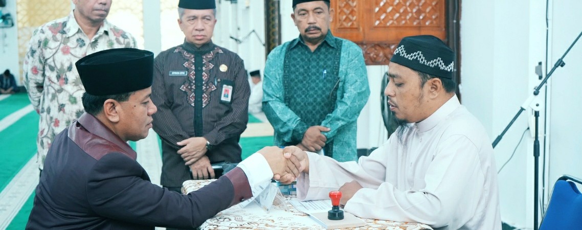 Bupati Kuansing, Suhardiman Amby tunaikan zakat