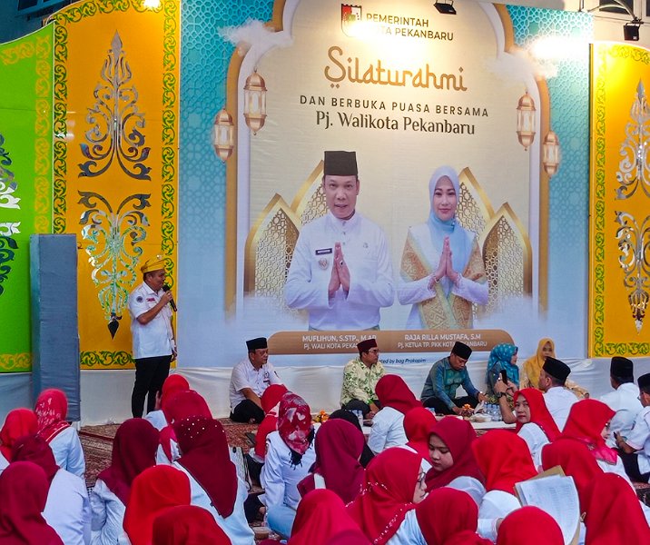 Ketua LPM Pekanbaru Sarjoko saat pidato dalam acara Buka Bersama di kediaman wali kota, Sabtu (6/4/2024). Foto: Surya/Riau1.