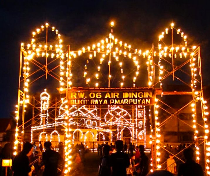 Festival Lampu Colok Kecamatan Bukitraya di Kelurahan Air Dingin, Jumat (5/4/2024). Foto: Istimewa.