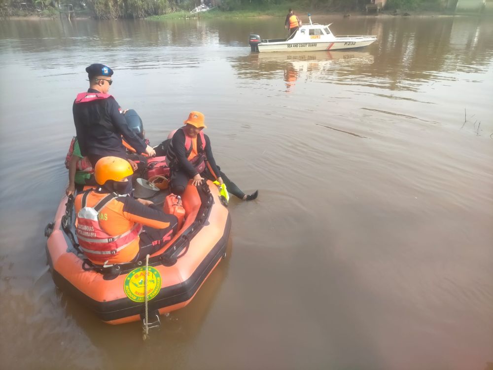 Saat pencarian anak yang tenggelam di sungai Siak