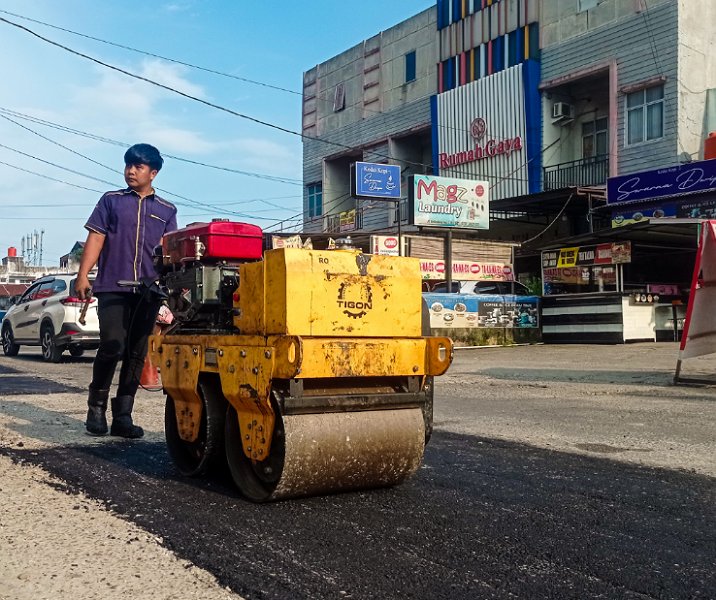 Dinas PUPR Pekanbaru saat melakukan tambal sulam di Jalan Belimbing beberapa pekan lalu. Foto: Istimewa.