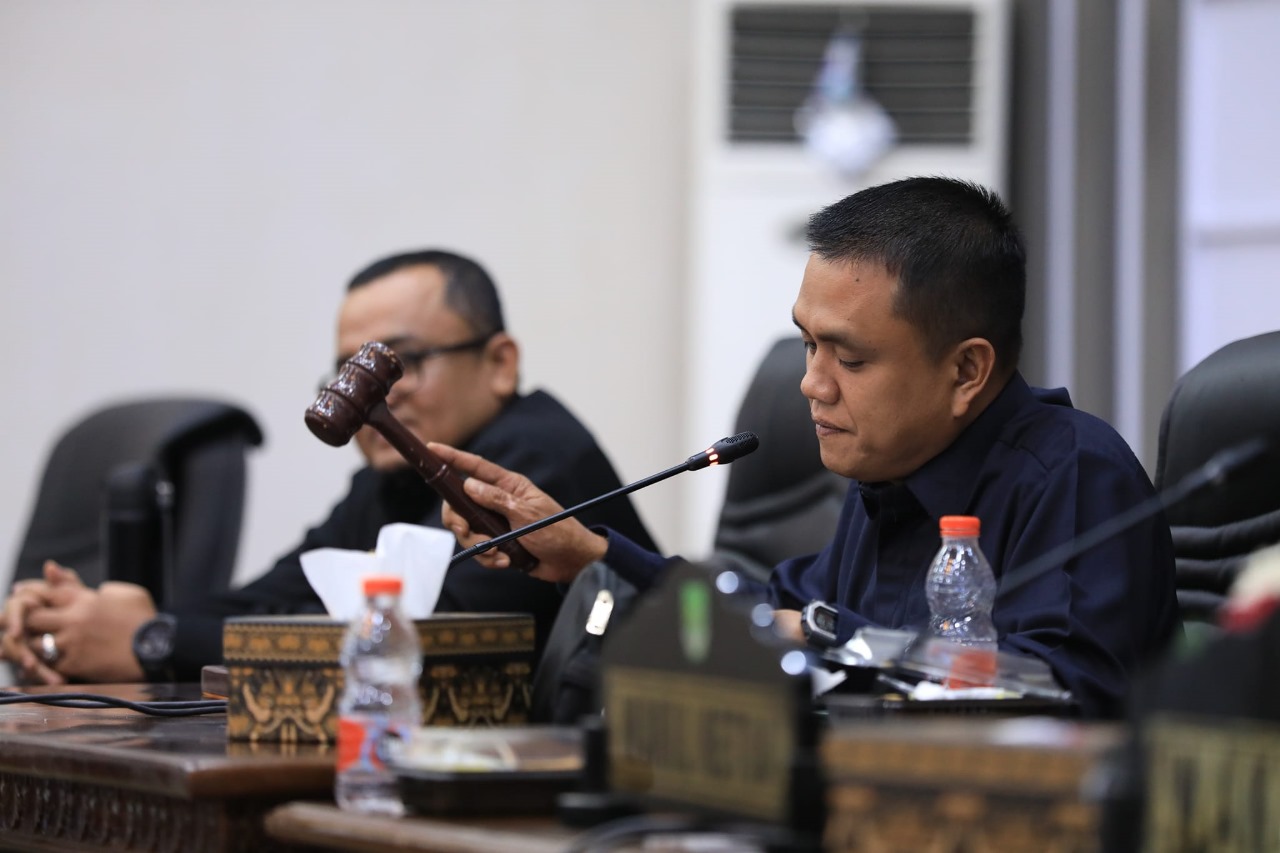 Wakil Ketua DPRD Nono Patria SE pimpin Sidang Paripurna.