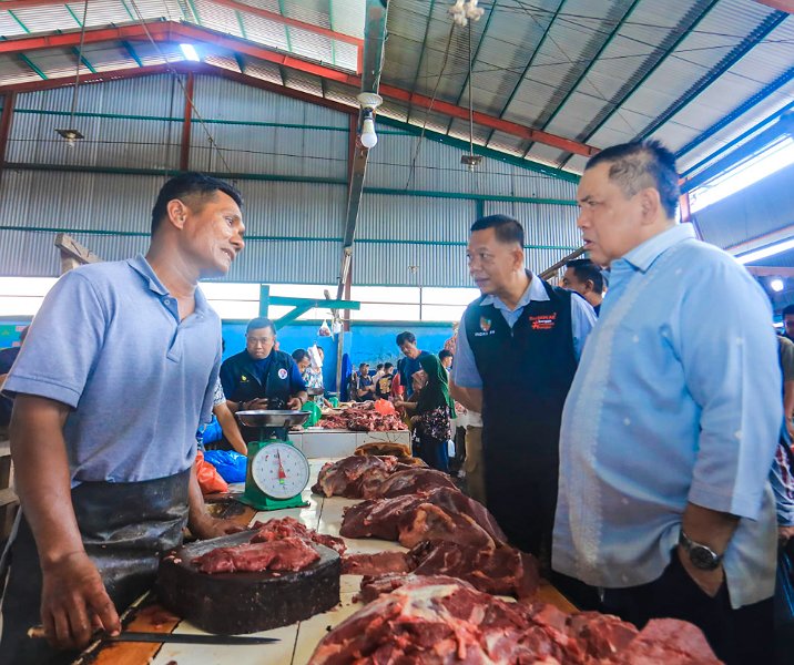 Sekdako Pekanbaru Indra Pomi Nasution mendampingi Pj Gubri SF Hariyanto saat meninjau harga daging di Pasar Pagi Arengka, Selasa (9/4/2024). Foto: Istimewa.