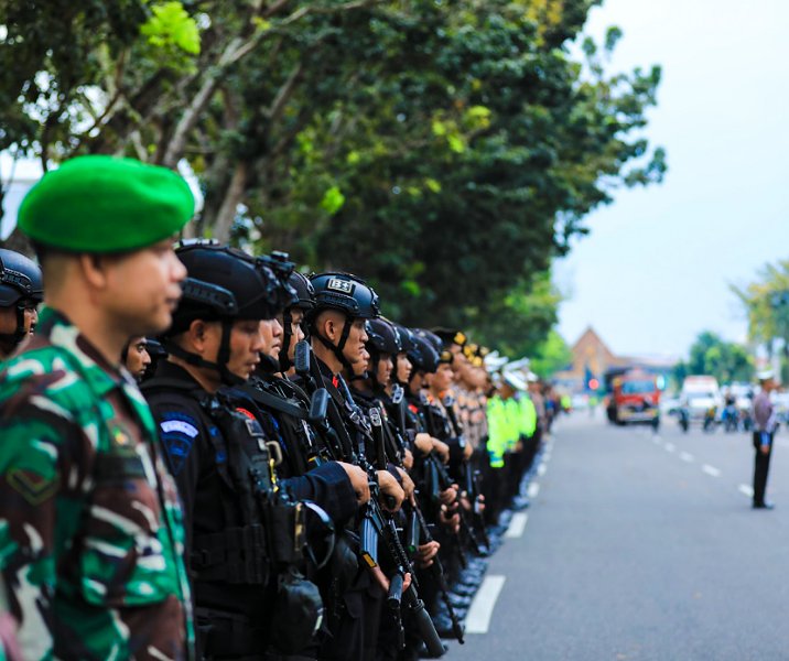 Ribuan personel TNI dan Polri dalam Apel Gelar Pasukan Pengamanan Malam Takbir dan Salat Idulfitri di Jalan Gajah Mada Pekanbaru, Selasa (9/4/2024). Foto: Istimewa.